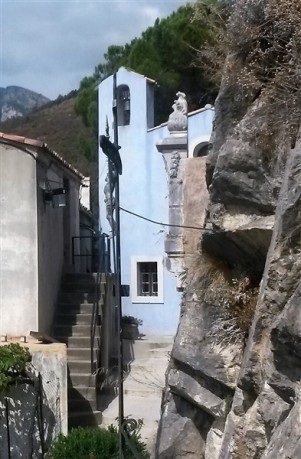 A small church along one of the narrow passages in Bonson